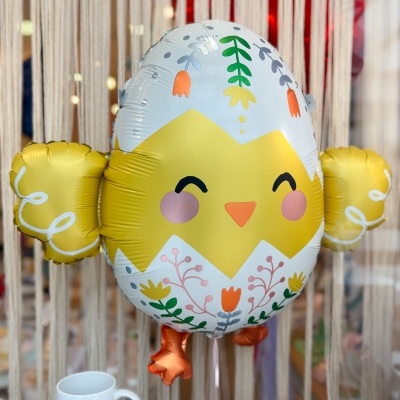 Balão de alumínio formato ovo com desenho de pintainho amarelo e flores coloridas