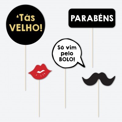 Acessórios de festa com frases e formas, incluindo lábios e bigode.