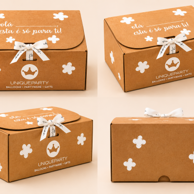 Caixa de papelão castanho com flores brancas, laço branco e texto da marca UNIQUEPARTY