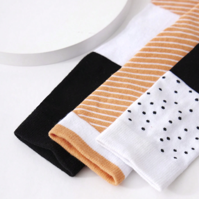 Conjunto de meias coloridas com padrões variados sobre superfície branca