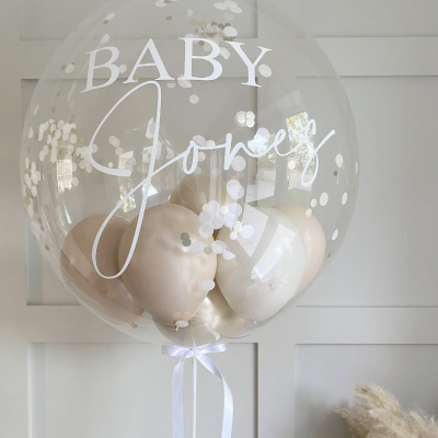 Balão transparente decorativo com texto BABY Jones e balões interiores neutros