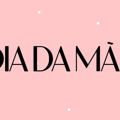 Fundo rosa com pontos brancos e texto preto 'DIA DA MÃE'