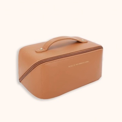 Estojo castanho claro com fecho e pega, escrita dourada ROSE OF NO MAN'S LAND