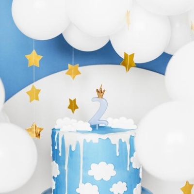 Bolo azul decorado com nuvens e vela 2 com coroa, balões e estrelas douradas