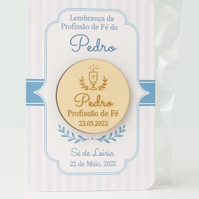 Lembrança da Profissão de Fé do Pedro com medalha de madeira e cartão decorativo