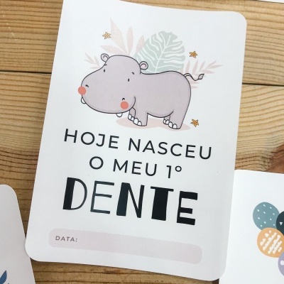 Cartão com hipopótamo e texto sobre nascimento do primeiro dente