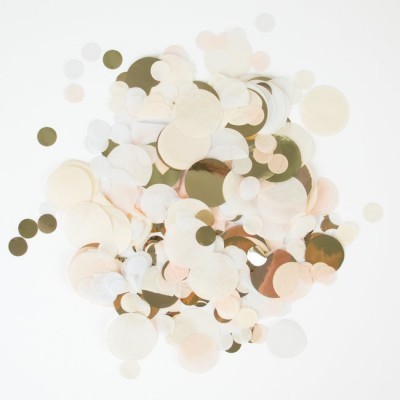 Confetes redondos em tons claros e dourado sobre fundo branco