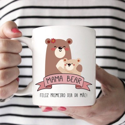 Caneca branca com desenho de ursas e texto em português, segurada por mãos com unhas cor de rosa