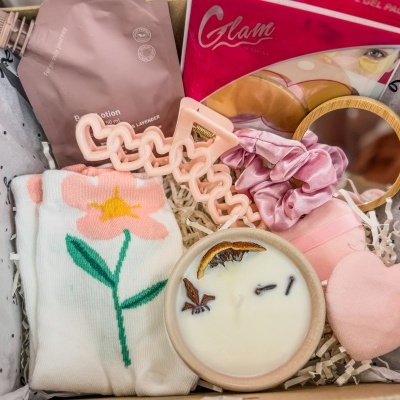 Conjunto de produtos de beleza e acessórios em caixa de presente