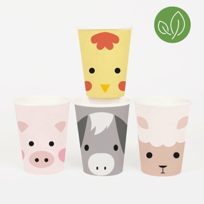 Copos de papel com desenhos de animais: galinha, porco, burro e ovelha