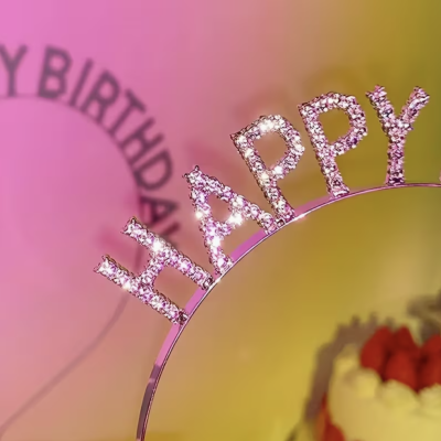 Tiara brilhante com a palavra HAPPY em fundo colorido