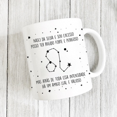 Caneca branca com texto e desenho de estrelas em fundo de madeira clara