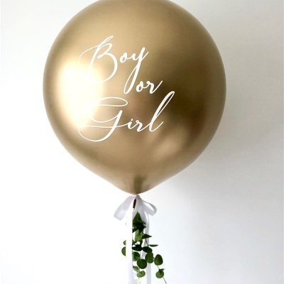 Balão dourado metálico com texto 'Boy or Girl'