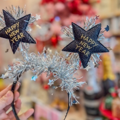 Adereço de cabeça com estrelas pretas glitter e texto HAPPY NEW YEAR