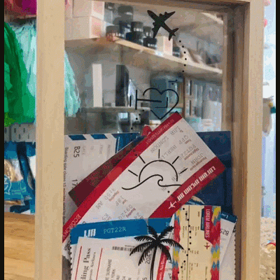 Caixa decorativa em madeira com bilhetes de avião e vidro transparente