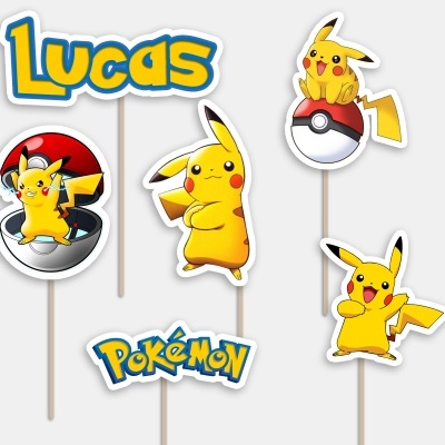 Toppers de festa Pokémon com Pikachu, bola Poké, nomes Lucas e Pokémon em haste de madeira