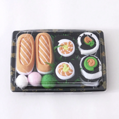 Conjunto de sushi de pelúcia em embalagem plástica transparente