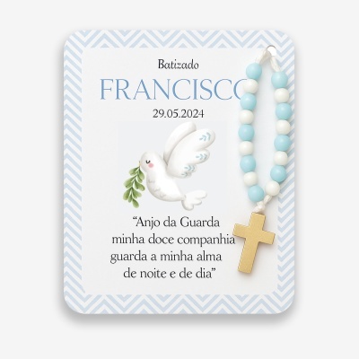 Placa de batizado com pomba branca, texto e terço azul e dourado