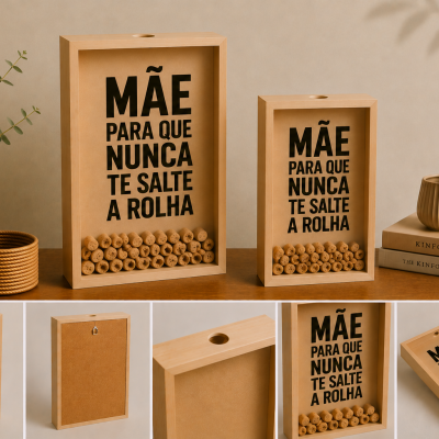 Duas caixas de madeira com rolhas e texto para mãe, junto a vasos cerâmicos e livros.