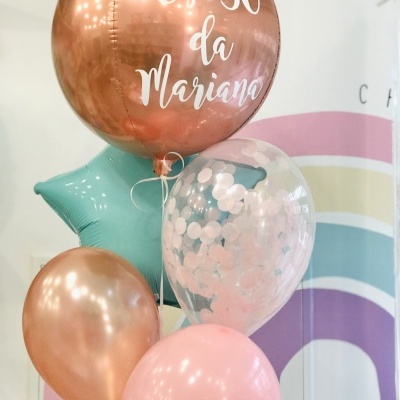 Balões decorativos coloridos com texto 'Os 30 da Mariana' e fundo colorido em arcos