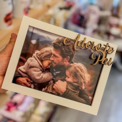 Porta-retratos branco com foto de pai e filhos e texto decorativo em madeira Adoro-te Pai.