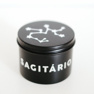 Recipiente preto com tampa e constelação branca