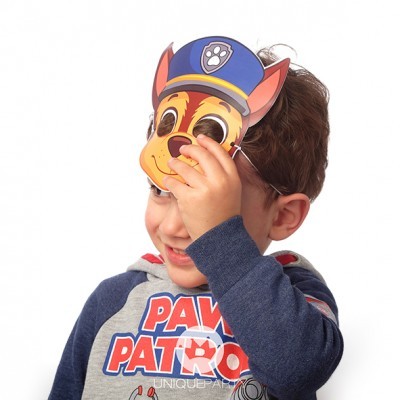 Criança com máscara de papel de cão policial e casaco Paw Patrol