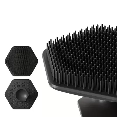 Escova de limpeza hexagonal preta com cerdas e base antiderrapante em silicone