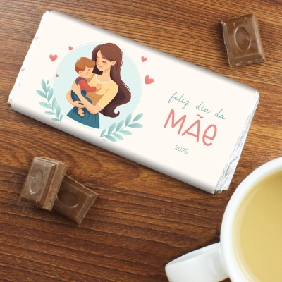 Barra de chocolate com embrulho personalizado para Dia da Mãe sobre mesa de madeira
