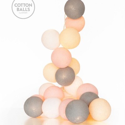 Bolas de algodão coloridas em tons pastel empilhadas em pirâmide