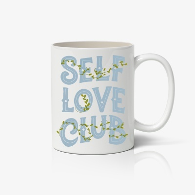 Caneca branca com texto azul 'SELF LOVE CLUB' e ramos verdes entrelaçados