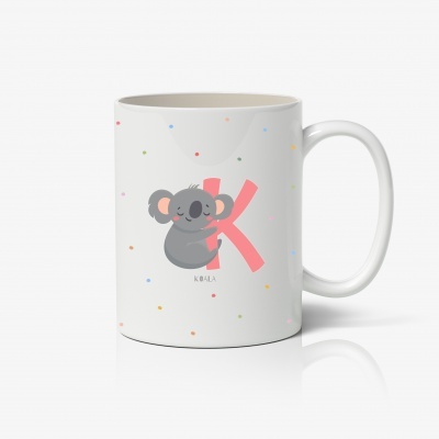 Caneca branca com ilustração de coala e letra K rosa