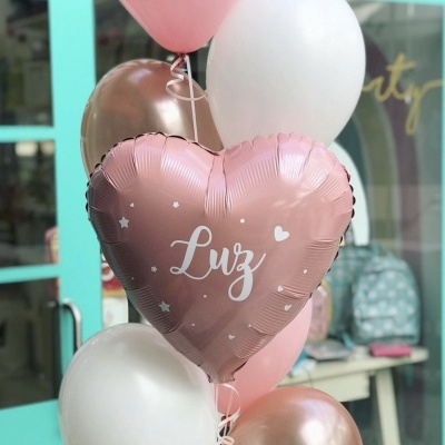 Balões coloridos com um balão de coração rosa que tem o texto 'Luz'