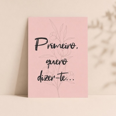 Cartão cor-de-rosa com texto preto e flor desenhada ao fundo.
