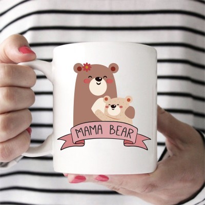 Caneca branca com imagem de ursos e texto 'MAMA BEAR' em faixa rosa