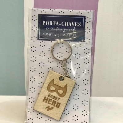 Porta-chaves em madeira gravada com máscara e texto DADDY HERO, em embalagem plástica com cartão decorado