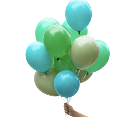 Balões coloridos em tons de verde e azul segurados por uma mão
