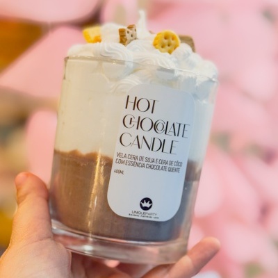 Vela em copo de vidro decorada com creme branco e bolachas, etiqueta HOT CHOCOLATE CANDLE
