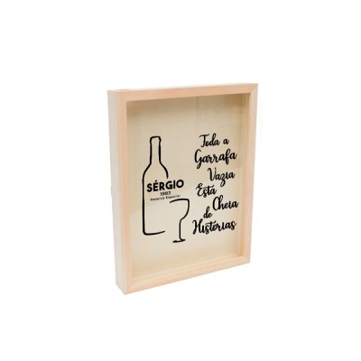 Caixa de madeira com texto e ilustração de garrafa e copo