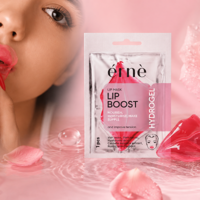 Máscara labial hidrogel rosa com embalagem branca e pétalas de rosa ao fundo