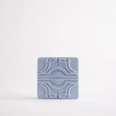 Sabonete azul quadrado com padrão ornamental em relevo