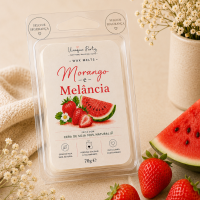 Cera de soja morango e melância com frutas e flores em fundo bege