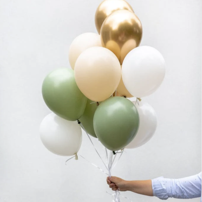 Balões de festa em verde, creme, branco e dourado metálico