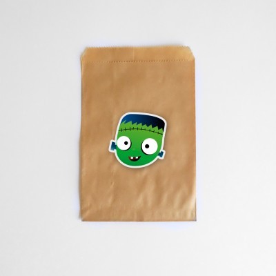 Saco de papel castanho com etiqueta de cabeça de Frankenstein
