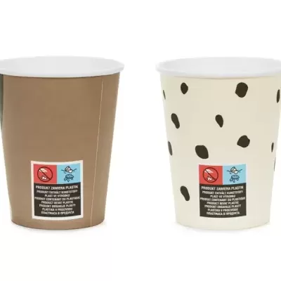Dois copos de papel, castanho liso e creme com manchas pretas, com etiquetas coloridas
