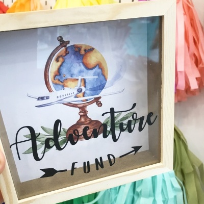 Quadro caixa decorativa com globo terrestre, avião e texto Adventure Fund