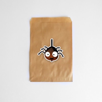 Saco de papel castanho com autocolante de aranha cartoon