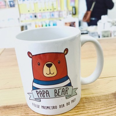Caneca branca com desenho de urso e texto comemorativo do Dia do Pai