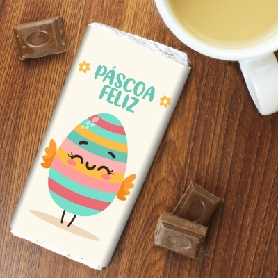 Barra de chocolate embrulhada com ilustração de ovo de Páscoa e texto 'PÁSCOA FELIZ'