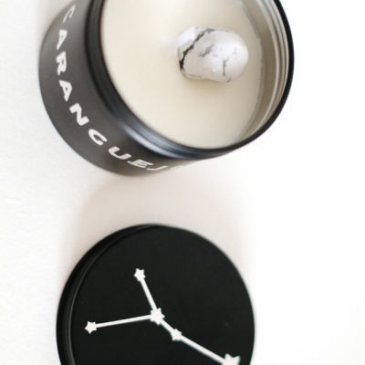 Vela branca em lata preta com tampa preta decorada com padrão estrela